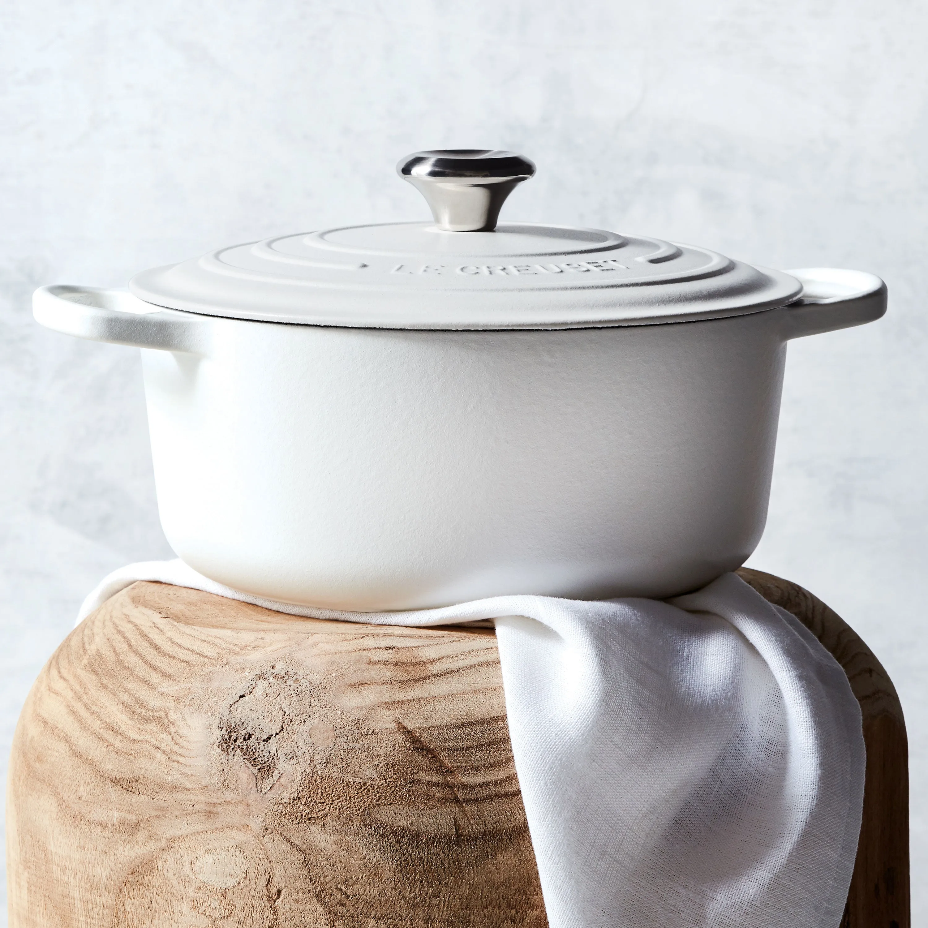 Le Creuset Signature Cast Iron 7.25-quart White Round Dutch Oven